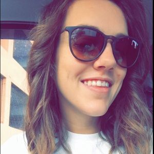 Meet your Posher, Caitlin